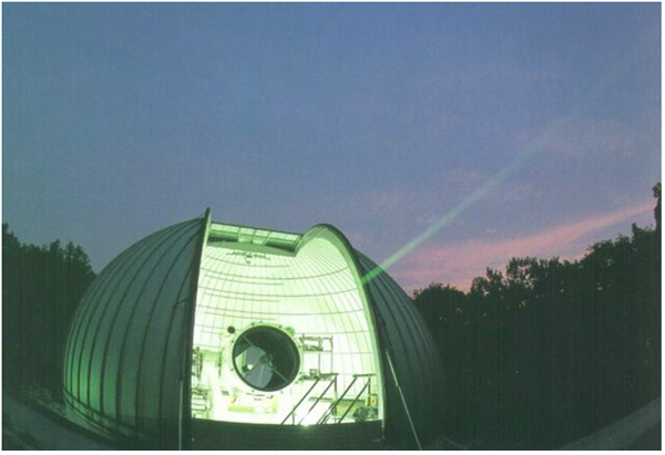 図1: NICT小金井本部の光地上局の様子。口径1.5ｍの光学望遠鏡を用いて宇宙光通信の地上局が構成されている。