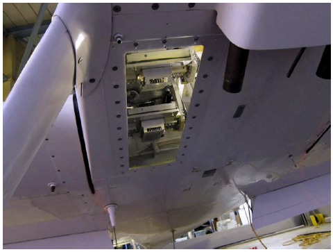 図4 機上局アンテナの航空機機体底部への設置状態