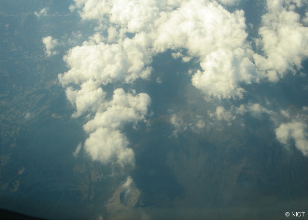 図3】観測時に航空機窓から見た新燃岳周辺。観測地域の全体に、こうした低層の雲があった。