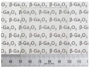 図2: 融液成長法により作製した2 インチ角単結晶β-Ga2O3 基板 図2: 融液成長法により作製した2 インチ角単結晶β-Ga2O3 基板
