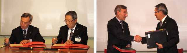 研究協力協定を締結し、握手する宮原 秀夫： NICT理事長（右） とヤニック・デスカタ: CNES理事長（左）