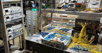 大規模光ノード(右)と実験ネットワークの一部 大規模光ノード(右)と実験ネットワークの一部
