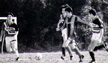 写真 ドリブル突破をはかる小室選手