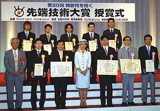 前列中央が高円宮妃殿下、向かって右にKDDI研究所森田氏、久保田センター長
