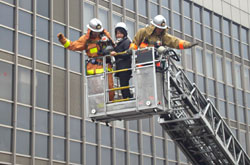 はしご車による屋上からの救助訓練