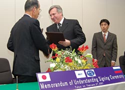 調印式の様子(長尾理事長とブテンコ所長)