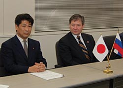 調印式に立ち会う田村総務副大臣とロシアのレイマン情報技術・通信大臣