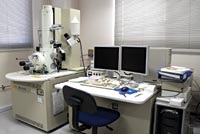 写真1 測定･評価を行う施設では、高精度の電子顕微鏡が使用される。