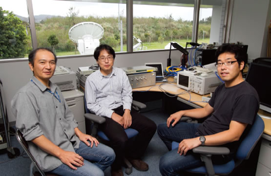 図10：左から杉谷茂夫技術員、花土弘センター長、川村誠治主任研究員