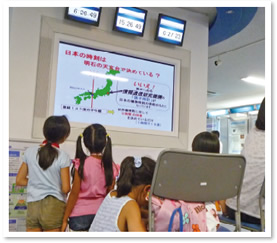 ●子ども版の日本標準時のビデオ放映を真剣に見ています。